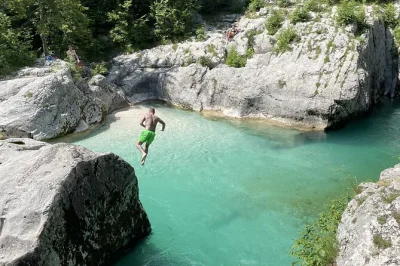 Découvrez la cascade de peričnik, traversez la frontière italienne pour le lac de predil, et nagez dans les eaux émeraude de la soča — prise en charge à ljubljana, guide local, groupe réduit.