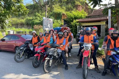 Scopri il ha giang loop in moto, attraversa il passo ma pi leng, incontra famiglie locali e dormi in case tradizionali. include pasti, trasferimenti e guida in inglese.