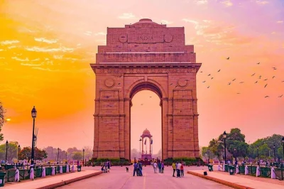Entdecke delhi: rikschafahrt durch chandni chowk, streetfood probieren und mughal-schätze erleben – private tour mit hoteltransfer inklusive.