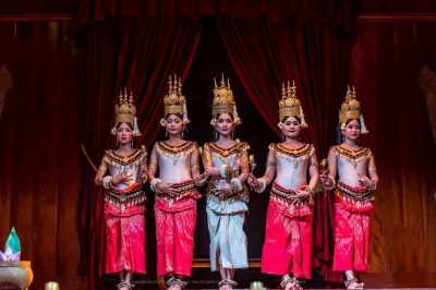 Descubra siem reap com show de dança apsara, jantar buffet khmer e traslado de tuk-tuk do hotel. reserve seu lugar fácil e aproveite a cultura do camboja.