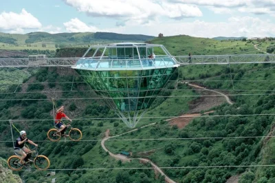 Explore o canyon dashbashi, atravesse a famosa ponte de vidro, prove mel direto da vila e faça trilhas até cachoeiras neste passeio de um dia saindo de tbilisi com guia local e transporte.