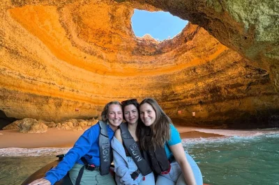 Au départ de portimão, partez en croisière vers la grotte de benagil et praia da marinha, explorez jusqu’à 12 grottes marines et profitez d’une baignade si la mer le permet. guide local et tou