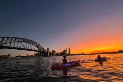 Descubre sydney harbour al atardecer remando junto a la Ópera y el puente con un guía local. todo el equipo de kayak incluido para una experiencia única.