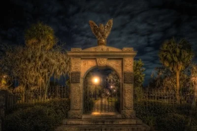 Commencez votre soirée à savannah avec des récits de fantômes au cimetière colonial park, flânez sur monterey square et découvrez des légendes locales fascinantes—visite guidée avec options
