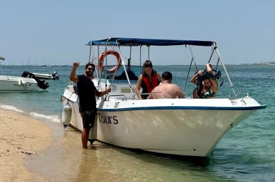 Ría formosa, culatra y armona: paseo en barco con guía local, mariscos frescos y playas tranquilas. paradas flexibles para disfrutar sin prisas.