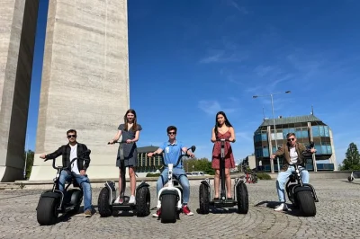 Descubre praga en segway y patinete eléctrico: parques, vistas al castillo y el muro de lennon con guía local y recogida en hotel. incluye agua, equipo y paradas para fotos.
