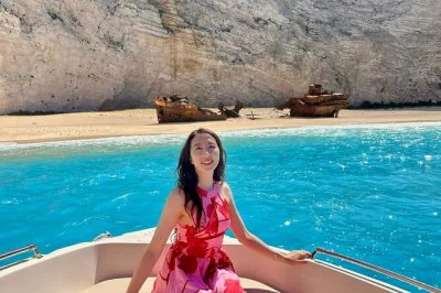 Zakynthos, spiaggia del relitto e grotte blu: nuota in acque cristalline, assaggia olio d’oliva in un borgo di montagna e goditi il pickup diretto dall’hotel in questa escursione completa.