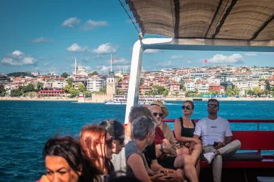 Découvrez istanbul depuis le bosphore lors d’une croisière de 2 heures avec thé turc à volonté, guide audio en 11 langues et options de prise en charge en ville.