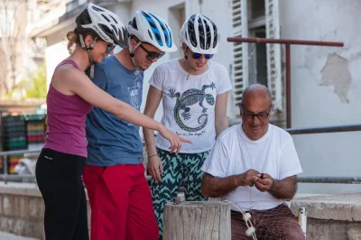 Découvrez hvar à vélo, de stari grad à vrboska et jelsa, avec une pause dans une cave familiale. vélo, casque et guide local inclus.