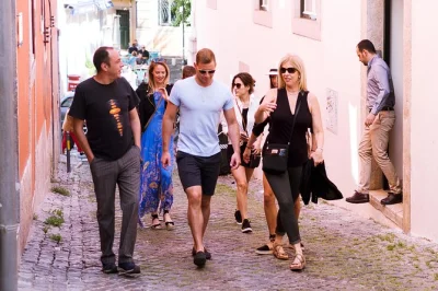 Descubra os becos secretos de lisboa com um guia local. dicas de fado, gastronomia e vida lisboeta. ideal para famílias e com fácil acesso na cidade.