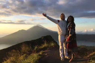 Erlebe den mount batur sonnenaufgang auf bali mit privatem hoteltransfer, frühstück am gipfel und einem lokalen guide, der dich sicher begleitet.