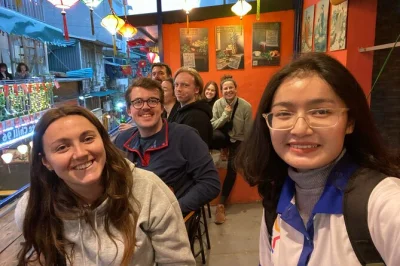 Descubre las calles vibrantes de hanoi al atardecer, prueba comida local en el mercado nocturno y pasea por el lago hoan kiem con un guía privado. incluye recogida y regreso al hotel.