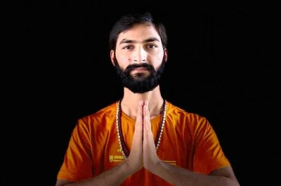 Comienza tu día en varanasi con una clase de yoga al amanecer guiada por ayush, ideal para principiantes y avanzados. incluye esterilla y espacio en estudio local o terraza.