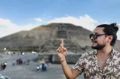 Scopri teotihuacan all’alba con guida privata, sali sulla piramide del sole, assaggia il mezcal e goditi il transfer dall’hotel. vivi l’antico messico prima della folla.