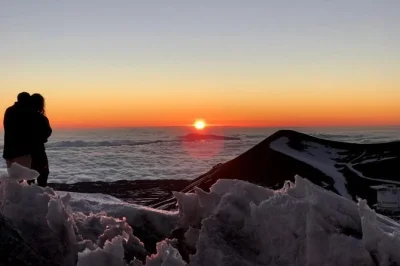 Descubre mauna kea en hawaii: atardecer sobre las nubes, observación de estrellas con guía local y visita a rainbow falls. incluye chaqueta y todas las entradas.