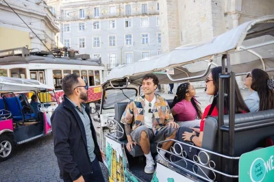 Découvrez l’alfama et mouraria à lisbonne en tuk tuk privé, avec histoires locales, vues panoramiques et prise en charge au hard rock cafe. réservez vite votre place.