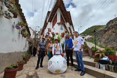 Sinta a energia das ruas de cusco com um tour a pé por san blas, música ao vivo e um autêntico pisco sour. guia e lembrancinha inclusos. reserve fácil.