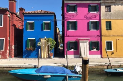 Step onto a private boat from venice to murano’s glassblowing and burano’s lace workshops, with local tastings and guide. includes cookies, boat, and all demos.