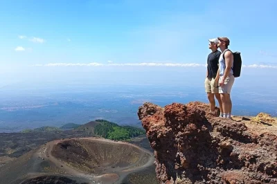 Erlebe die vulkanische erde am mt. etna, entdecke eine echte lavahöhle und koste honig sowie olivenöl mit einem lokalen guide. kleine gruppe, abholung ab catania inklusive.