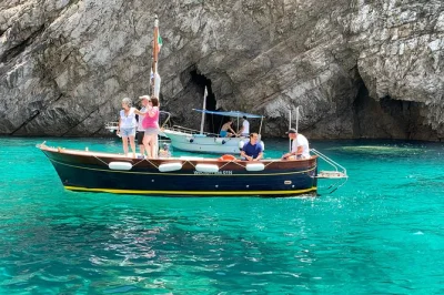Sinta a brisa do mar em um passeio de barco por capri, nade perto dos faraglioni, explore as grutas azul e verde e relaxe com bebidas. toalhas e equipamentos de snorkel inclusos.