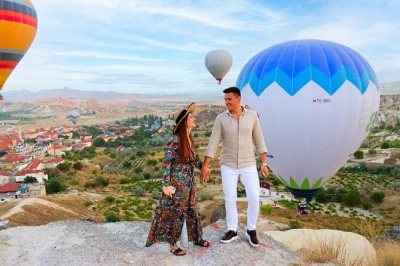 Vive la magia de cappadocia al amanecer viendo cómo despegan los globos sobre el valle de las rosas, con recogida en hotel y desayuno incluido para empezar sin prisas.