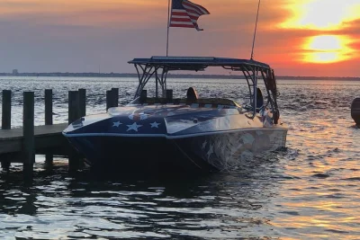 Destin, croisière au coucher du soleil dans le port pour voir les dauphins depuis un bateau rapide patriotique. capitaine local, embarquement facile sur le boardwalk.