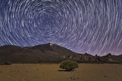 Vivi il tramonto sui campi di lava, sorseggia un bicchiere di cava sopra le nuvole e scopri il cielo notturno di tenerife con telescopi e guida esperta.