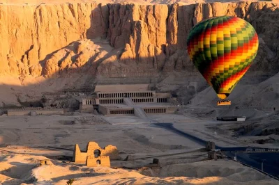 Sobrevuela luxor al amanecer en un paseo en globo, descubre el valle de los reyes y el templo de hatshepsut desde 450 metros, con recogida en hotel incluida.