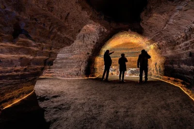 Scopri le misteriose grotte di hella in islanda, esplora incisioni antiche e leggende con una guida locale. ingresso guidato, adatto a famiglie e con facile accesso.