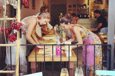 Apprenez à façonner les orecchiette à la main dans le centre historique de lecce, dégustez les vins de pouilles avec des experts locaux et savourez des en-cas typiques. atelier, vins et dégustati