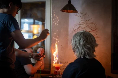 Tour gastronómico al atardecer en praga con bebidas locales, goulash cerca del puente de carlos y cócteles ahumados en el museo de alquimistas. incluye todas las degustaciones.