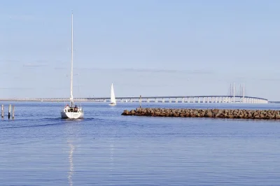 Attraversa il ponte Øresund da copenhagen a malmö e lund, passeggia tra strade medievali, ammira il turning torso e scopri il fascino unico di jakriborg. include viaggio sul ponte e guida locale.