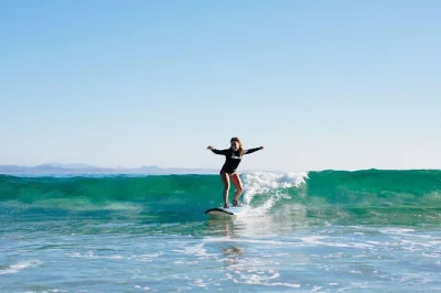 Apprenez à surfer à byron bay avec des cours progressifs sur 2 jours. attrapez de vraies vagues, recevez des conseils pros et repartez avec des photos de votre aventure. réservez vite !