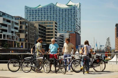 Scopri amburgo in bici con guida: elbphilharmonie, hafencity, chiesa di san michele e storie locali. bicicletta, casco e guida amichevole inclusi.