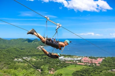 Vola a testa in giù sopra oceano e foresta pluviale al diamante adventure park di guanacaste, con la zipline “superman”, guide esperte e sicurezza senza mani—tutto l’equipaggiamento incluso.