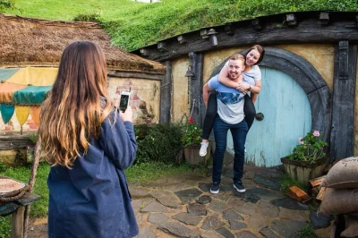 Descubre hobbiton en una excursión desde auckland con recogida en hotel, tour guiado por el set de filmación y una bebida en el green dragon inn incluida.