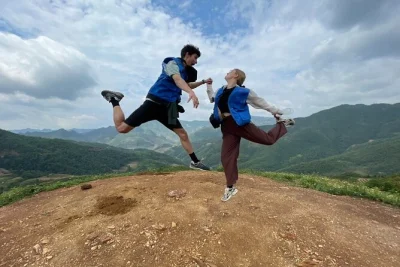 Explore as estradas selvagens de ha giang, faça trilhas até cachoeiras, atravesse o passo ma pi leng e compartilhe refeições em casas locais. guia em inglês, enfermeira e traslados inclusos.