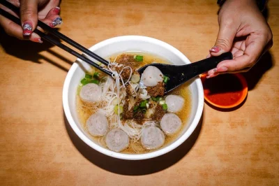 Follow a local guide through kuala lumpur’s chinatown, tasting 14+ street foods from legendary stalls to family kitchens. small group, all tastings included.