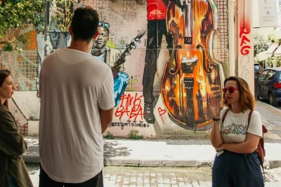 Siente el pulso creativo de atenas en un tour pequeño de arte urbano. recorre gazi, psiri y kerameikos con un artista local—incluye historias de murales, agua y fotos.