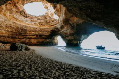 Découvrez la côte sauvage de l’algarve en bateau, entre plages secrètes et grottes cachées, lors d’une sortie aux grottes de benagil depuis armação de pêra. guide et équipement de sécurit
