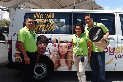 Nach der landung in cancun erwartet dich ein fahrer im grünen shirt, der dich direkt im privaten van zur fähre nach isla mujeres bringt. rund-um-die-uhr abholung, flexibel bei flugverspätungen.
