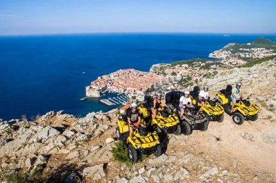Erlebe den nervenkitzel einer atv-tour durch die natur rund um dubrovnik, genieße den panoramablick vom srđ hügel und probiere einen lokalen snack in einer urigen taverne. inklusive abholung.
