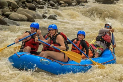 Vivez l’adrénaline du rafting sur la rivière naranjo depuis manuel antonio, avec prise en charge à l’hôtel, guides locaux et déjeuner inclus. une vraie aventure au cœur du costa rica.