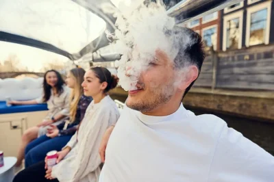 Navegue pelos canais de amsterdam em um barco smoke friendly, descubra a história dos coffeeshops com um guia local e aproveite a vista do rio amstel com um clima descontraído. inclui taxas.