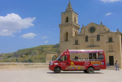 Explore os sassi de matera em um ônibus aberto, visite uma casa caverna autêntica e aproveite a vista da piazza san pietro caveoso. guia em inglês e ingresso incluídos.