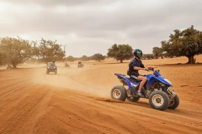 Vivez l’excitation du quad près d’agadir, traversez dunes et sentiers forestiers, faites une pause thé à la menthe dans une oasis paisible, avec transfert hôtel pour une aventure sans souci.