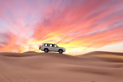 Erlebe den nervenkitzel beim dune bashing nahe doha, probiere sandboarding aus und entdecke das inland sea bei einer privaten wüstentour mit abholung, wasser und einem freundlichen lokalen guide.