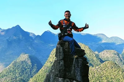 Scopri i passi montani di ha giang in un tour in moto di gruppo piccolo con guide locali, soggiorni in famiglia e pasti fatti in casa—include pickup e tutto il necessario.