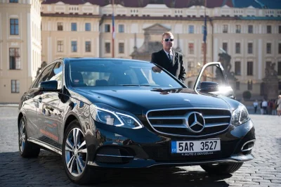 Sal de praga sin estrés con un traslado privado al aeropuerto, con recogida en hotel, aire acondicionado, wi-fi gratis y agua embotellada. relájate antes de tu vuelo.