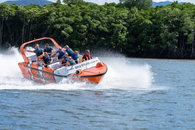 Siente la emoción en cairns con un paseo en jet boat por trinity inlet, lleno de giros, salpicaduras y vistas únicas. incluye charla de seguridad y capitán experto.